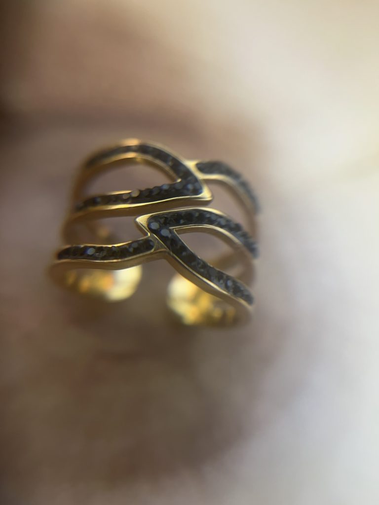 ✨ UShine.gr: Ατσάλινο δαχτυλίδι multi-line ribbon με μαύρα κρυσταλλάκια (χρυσό) No 1323