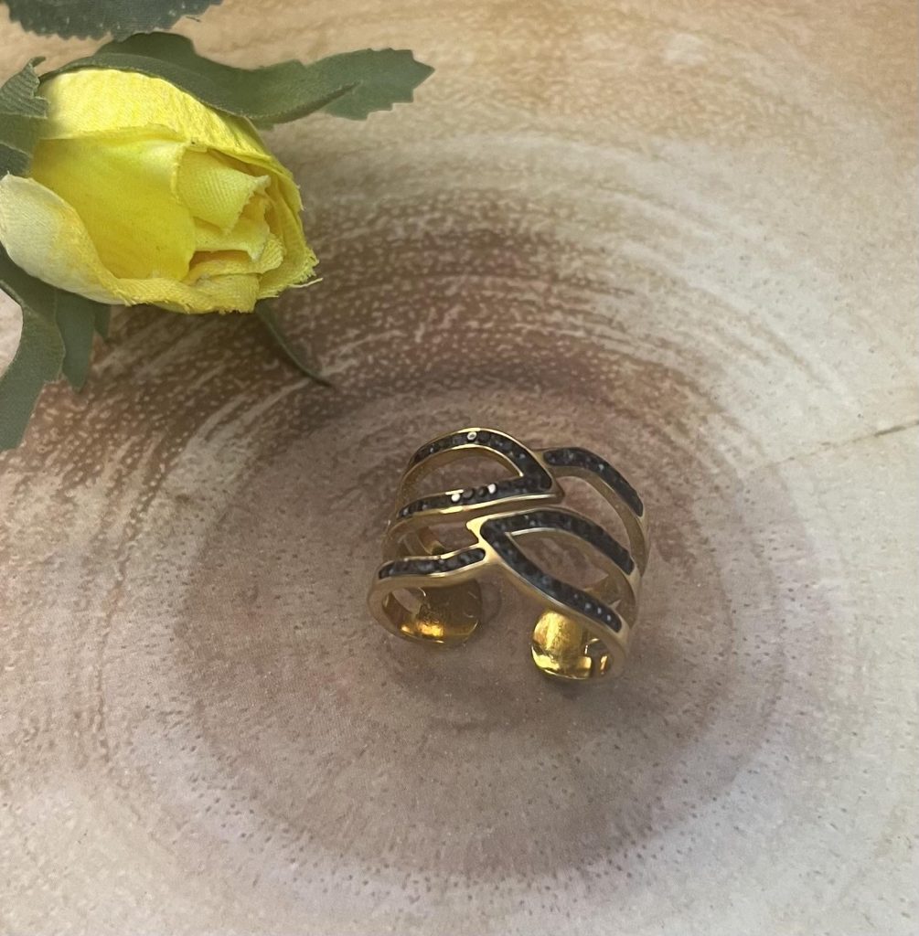 ✨ UShine.gr: Ατσάλινο δαχτυλίδι multi-line ribbon με μαύρα κρυσταλλάκια (χρυσό) No 1323