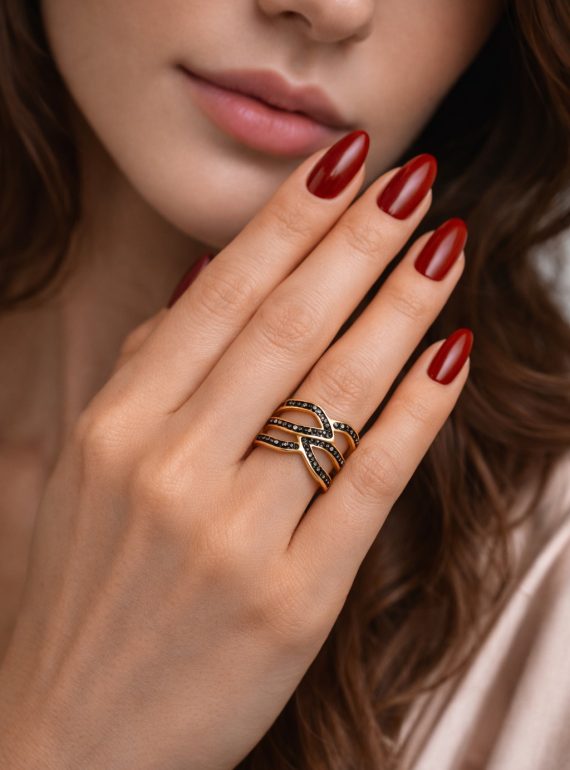 ✨ UShine.gr: Ατσάλινο δαχτυλίδι multi-line ribbon με μαύρα κρυσταλλάκια (χρυσό) No 1323