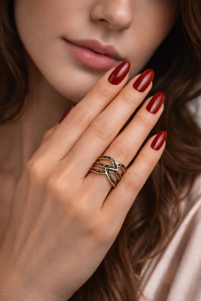 ✨ UShine.gr: Ατσάλινο δαχτυλίδι multi-line ribbon με μαύρα κρυσταλλάκια (χρυσό) No 1323