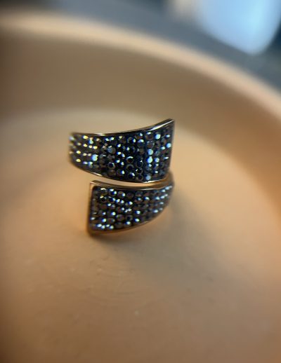 ✨ UShine.gr: Ατσάλινο Δαχτυλίδι Wrap με Μαύρα Κρυσταλλάκια (ροζ-χρυσό) No 1325