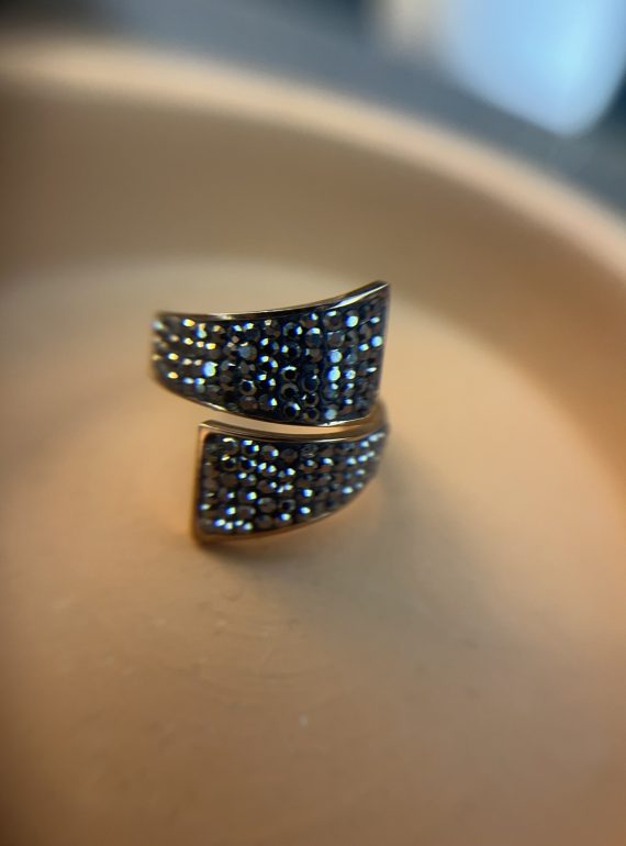 ✨ UShine.gr: Ατσάλινο Δαχτυλίδι Wrap με Μαύρα Κρυσταλλάκια (ροζ-χρυσό) No 1325