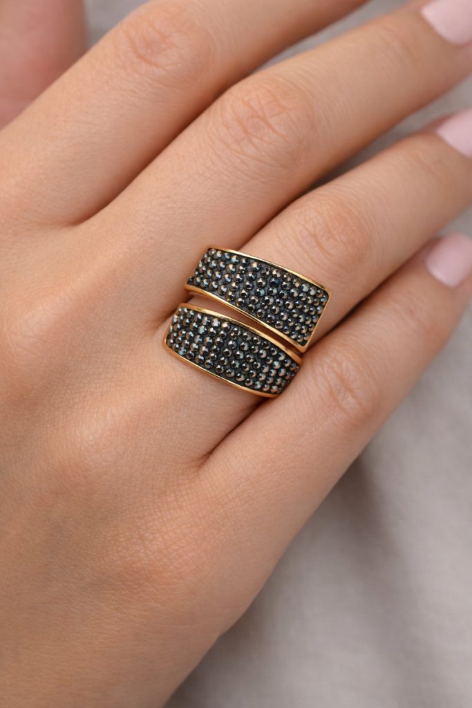 ✨ UShine.gr: Ατσάλινο Δαχτυλίδι Wrap με Μαύρα Κρυσταλλάκια (ροζ-χρυσό) No 1325