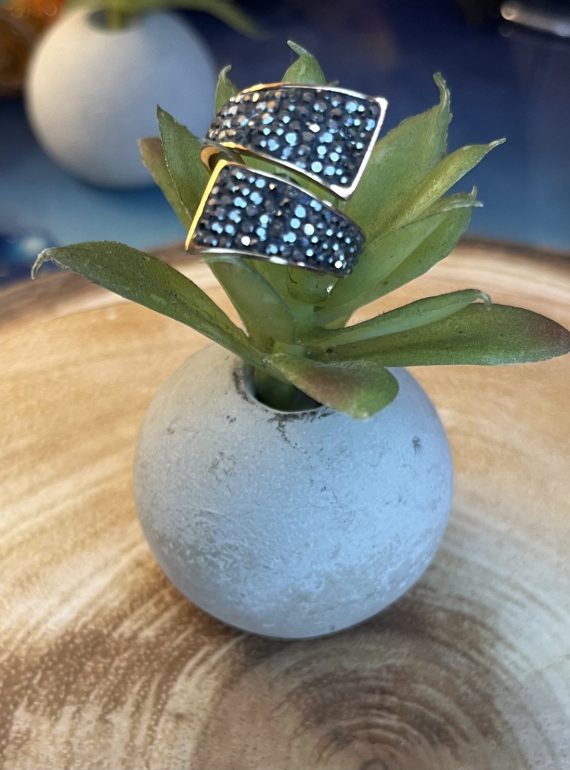 ✨ UShine.gr: Ατσάλινο Δαχτυλίδι Wrap με Μαύρα Κρυσταλλάκια (ροζ-χρυσό) No 1325