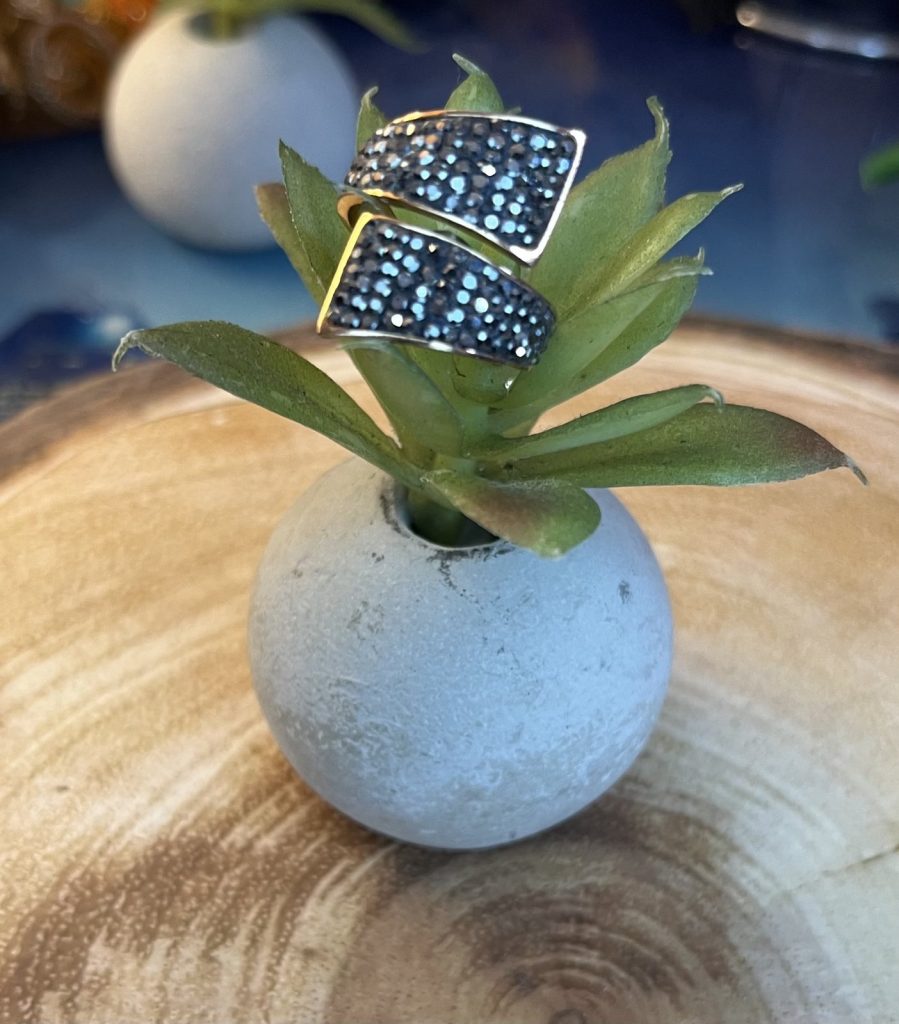 ✨ UShine.gr: Ατσάλινο Δαχτυλίδι Wrap με Μαύρα Κρυσταλλάκια (ροζ-χρυσό) No 1325