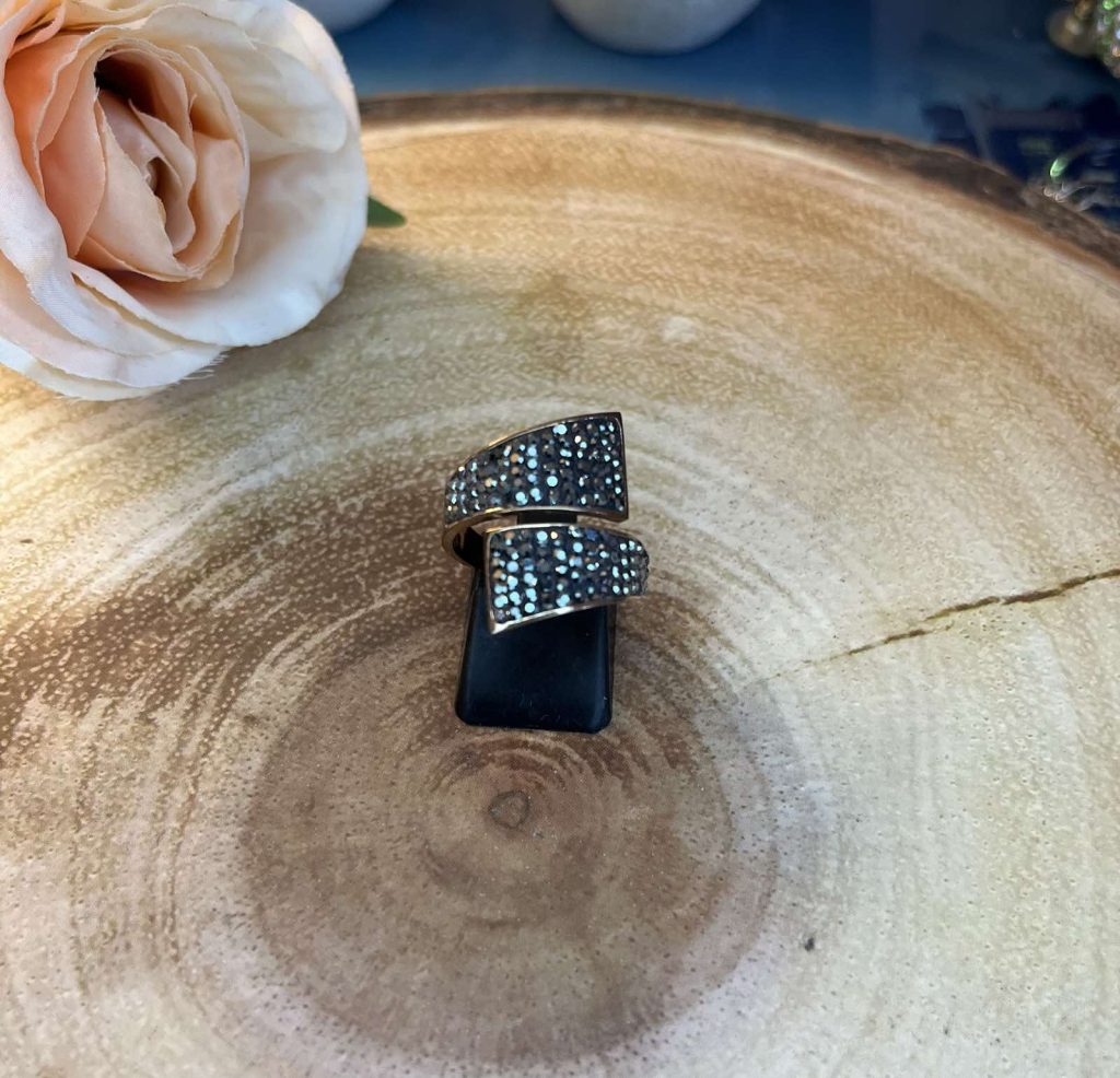 ✨ UShine.gr: Ατσάλινο Δαχτυλίδι Wrap με Μαύρα Κρυσταλλάκια (ροζ-χρυσό) No 1325