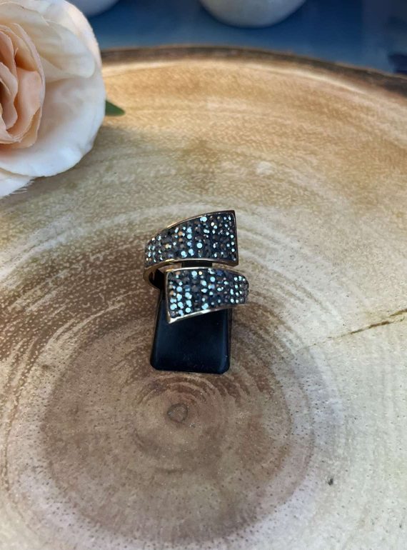 ✨ UShine.gr: Ατσάλινο Δαχτυλίδι Wrap με Μαύρα Κρυσταλλάκια (ροζ-χρυσό) No 1325