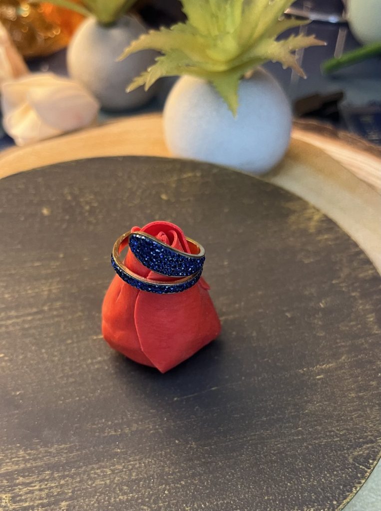 ✨ UShine.gr: Ατσάλινο wrap δαχτυλίδι με μπλε κρύσταλλα (ροζ-χρυσό) No 1327