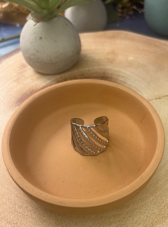 ✨ UShine.gr: Ατσάλινο statement δαχτυλίδι wide band με ανάγλυφες ρίγες (ασημί) No 1331