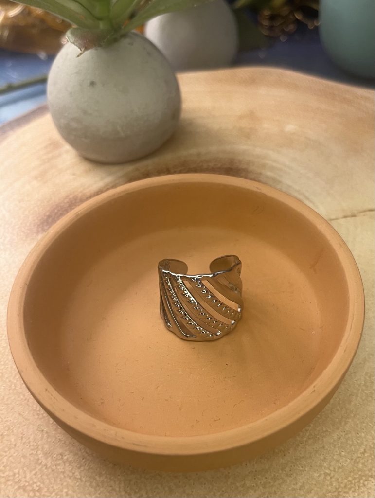 ✨ UShine.gr: Ατσάλινο statement δαχτυλίδι wide band με ανάγλυφες ρίγες (ασημί) No 1331