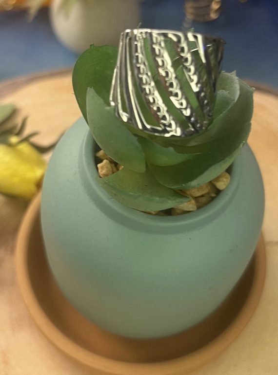 ✨ UShine.gr: Ατσάλινο statement δαχτυλίδι wide band με ανάγλυφες ρίγες (ασημί) No 1331