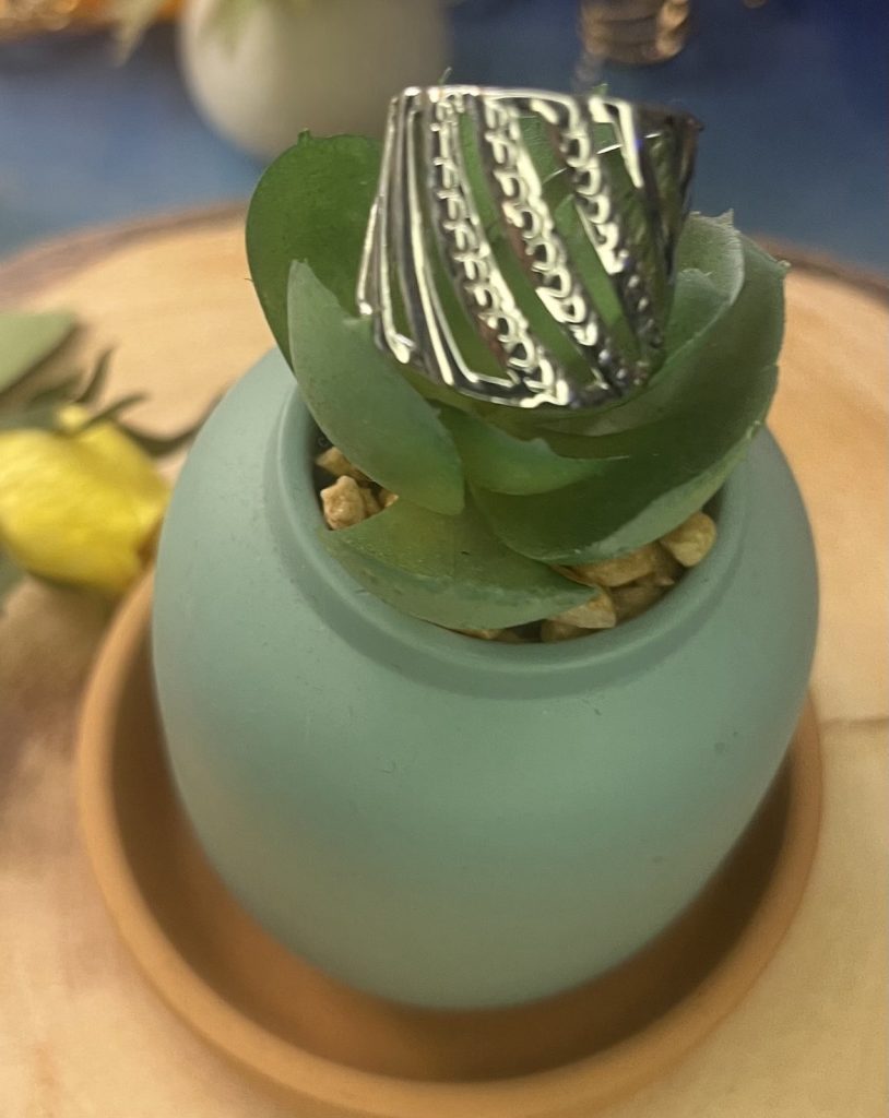 ✨ UShine.gr: Ατσάλινο statement δαχτυλίδι wide band με ανάγλυφες ρίγες (ασημί) No 1331