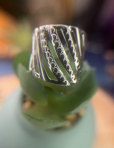 ✨ UShine.gr: Ατσάλινο statement δαχτυλίδι wide band με ανάγλυφες ρίγες (ασημί) No 1331