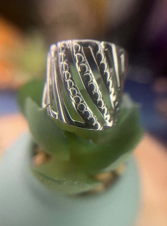 ✨ UShine.gr: Ατσάλινο statement δαχτυλίδι wide band με ανάγλυφες ρίγες (ασημί) No 1331