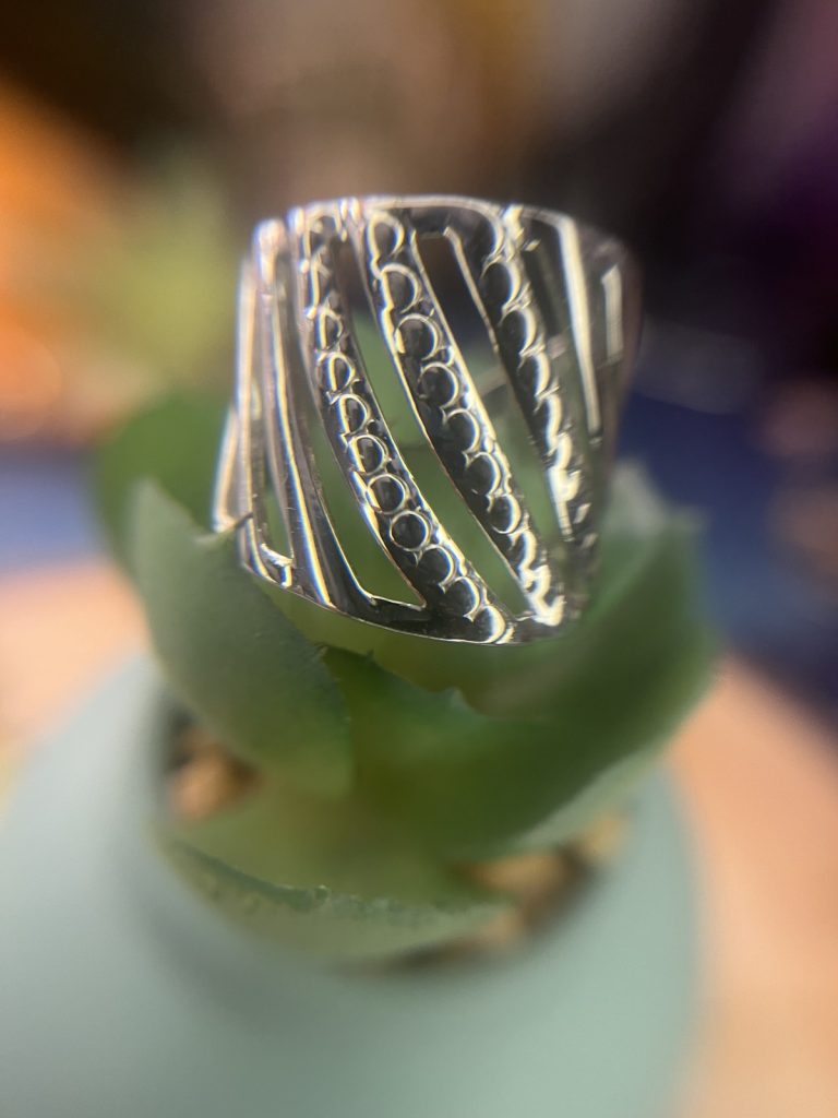 ✨ UShine.gr: Ατσάλινο statement δαχτυλίδι wide band με ανάγλυφες ρίγες (ασημί) No 1331