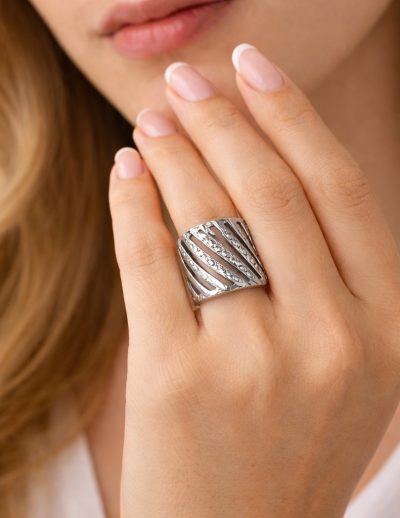✨ UShine.gr: Ατσάλινο statement δαχτυλίδι wide band με ανάγλυφες ρίγες (ασημί) No 1331
