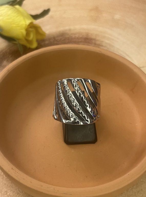 ✨ UShine.gr: Ατσάλινο statement δαχτυλίδι wide band με ανάγλυφες ρίγες (ασημί) No 1331