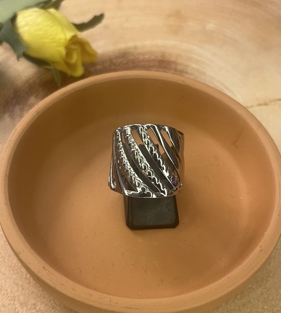 ✨ UShine.gr: Ατσάλινο statement δαχτυλίδι wide band με ανάγλυφες ρίγες (ασημί) No 1331