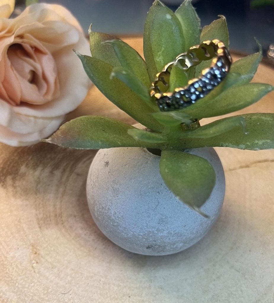 ✨ UShine.gr: Ατσάλινο statement δαχτυλίδι με μαύρες πέτρες ζιργκόν (ροζ-χρυσό) No 1332