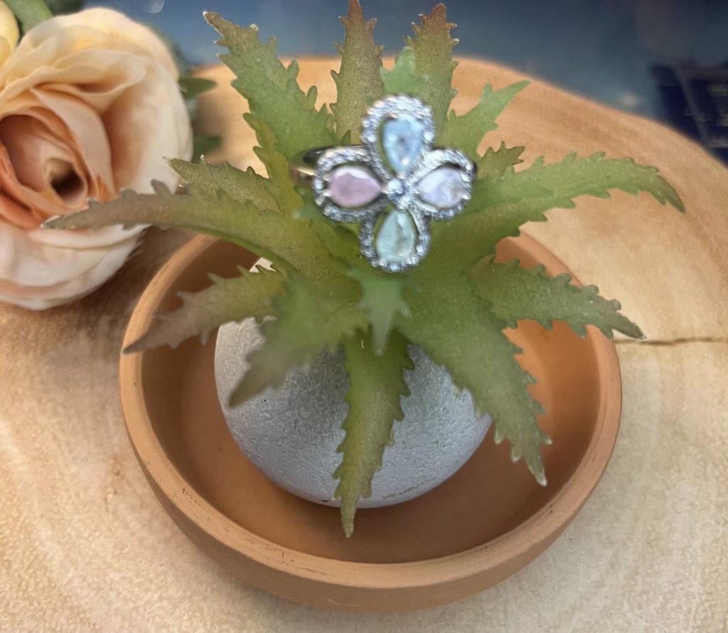 ✨ UShine.gr: Ατσάλινο statement δαχτυλίδι με γαλάζιο-ροζ-πράσινο-λευκό σμάλτο (ασημί) No 1334