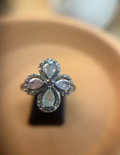 ✨ UShine.gr: Ατσάλινο statement δαχτυλίδι με γαλάζιο-ροζ-πράσινο-λευκό σμάλτο (ασημί) No 1334