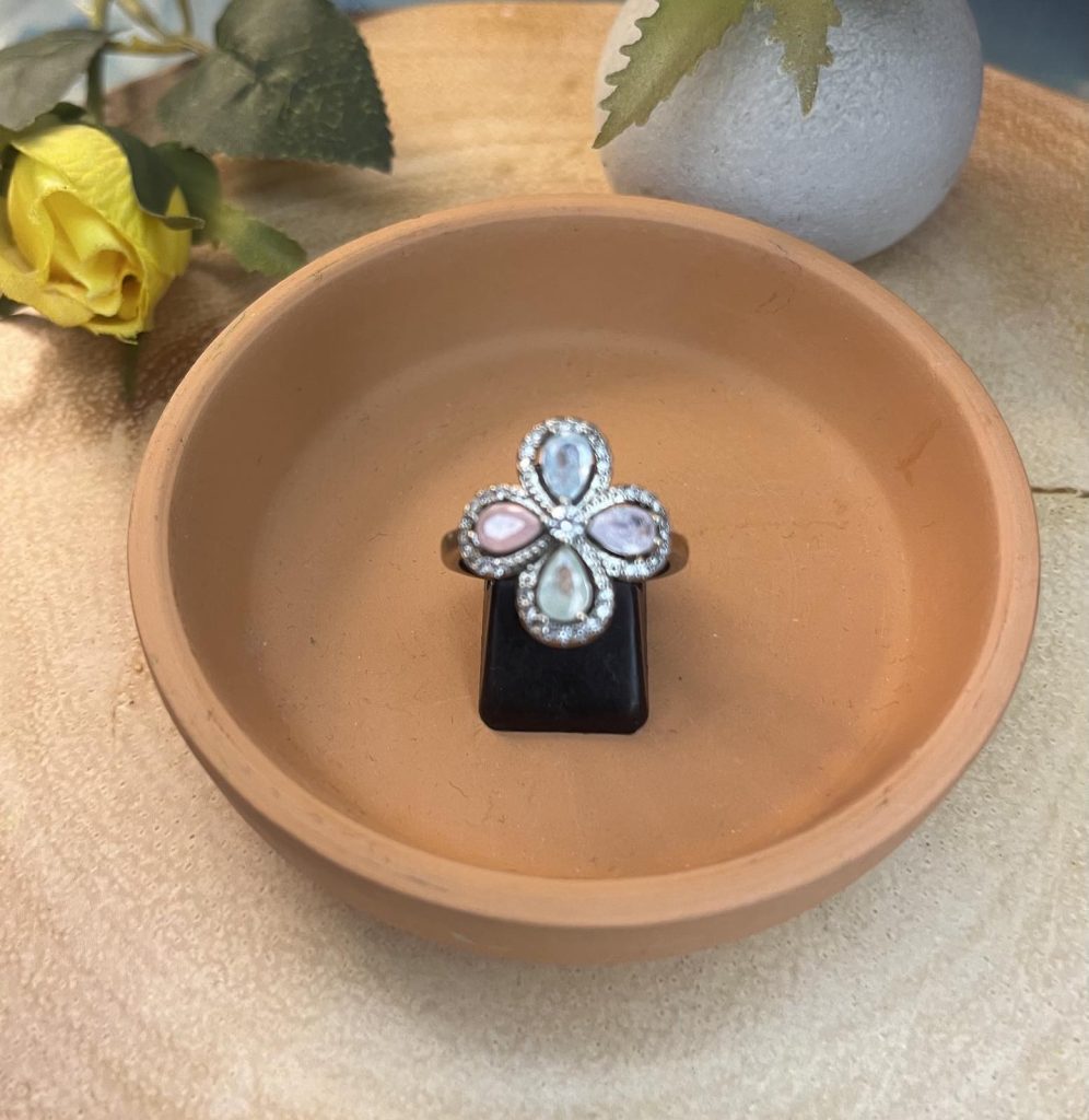 ✨ UShine.gr: Ατσάλινο statement δαχτυλίδι με γαλάζιο-ροζ-πράσινο-λευκό σμάλτο (ασημί) No 1334