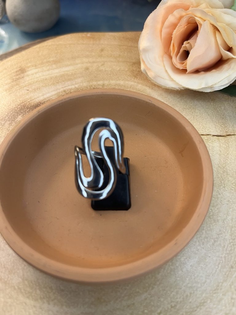 ✨ UShine.gr: Ατσάλινο statement δαχτυλίδι “S” με οργανικές καμπύλες (ασημί) No 1335