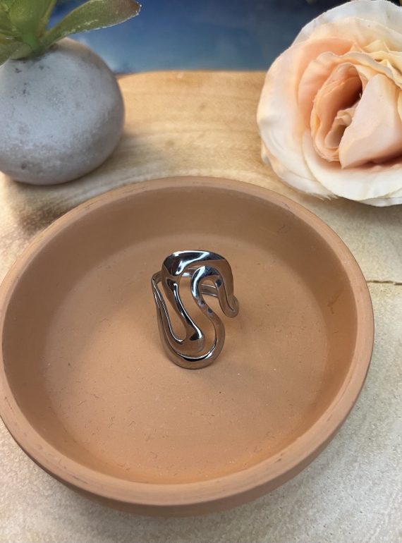 ✨ UShine.gr: Ατσάλινο statement δαχτυλίδι “S” με οργανικές καμπύλες (ασημί) No 1335