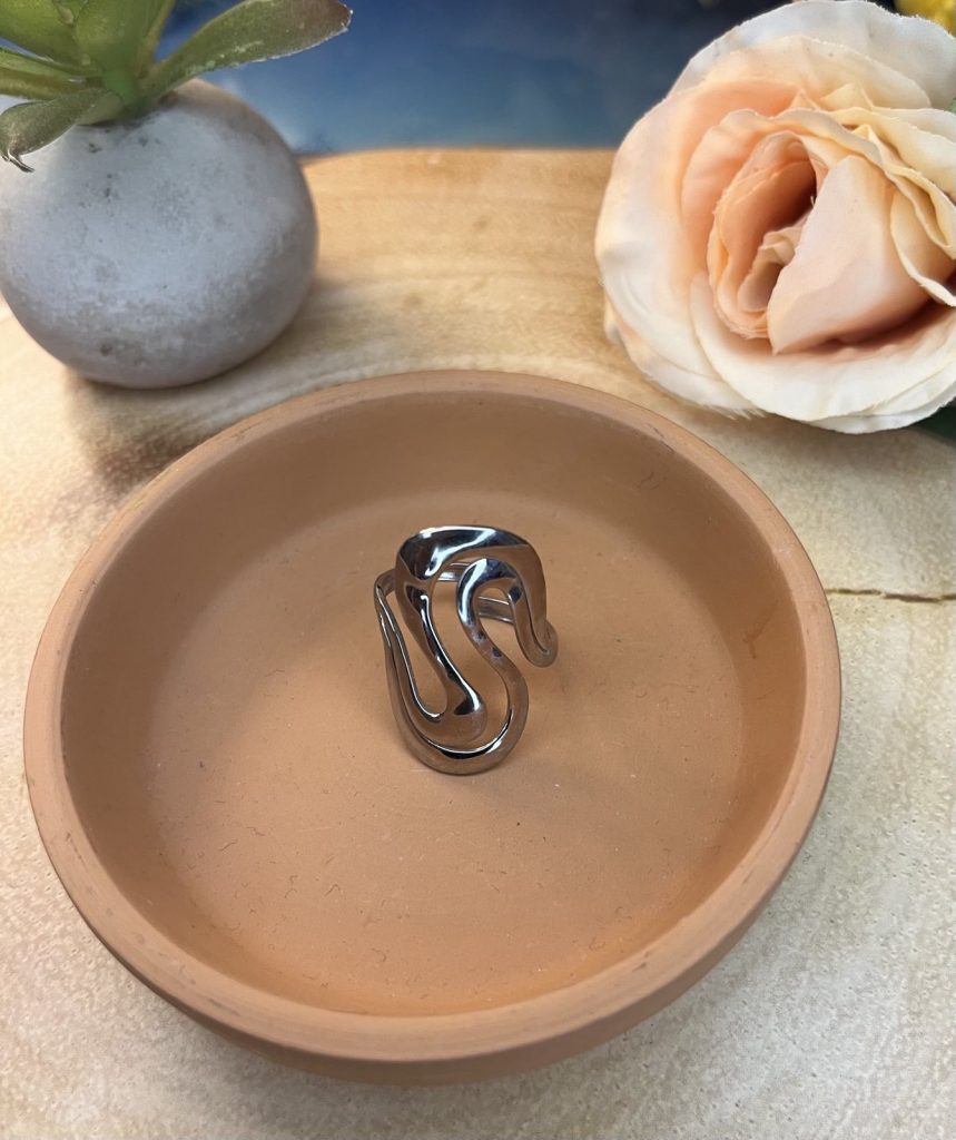 ✨ UShine.gr: Ατσάλινο statement δαχτυλίδι “S” με οργανικές καμπύλες (ασημί) No 1335