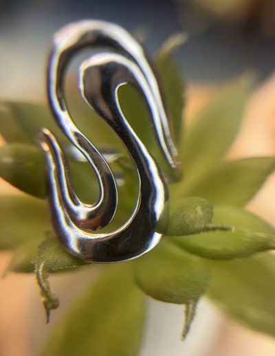 ✨ UShine.gr: Ατσάλινο statement δαχτυλίδι “S” με οργανικές καμπύλες (ασημί) No 1335