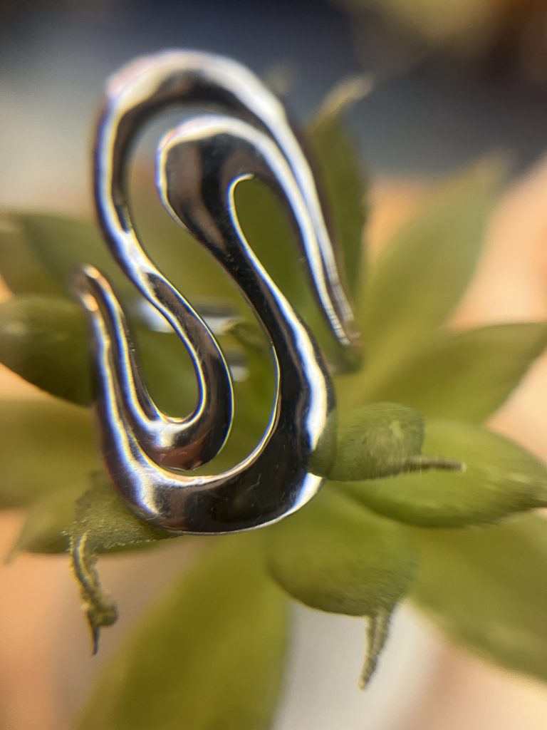 ✨ UShine.gr: Ατσάλινο statement δαχτυλίδι “S” με οργανικές καμπύλες (ασημί) No 1335