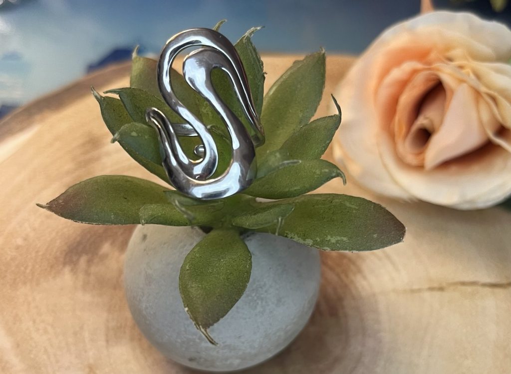 ✨ UShine.gr: Ατσάλινο statement δαχτυλίδι “S” με οργανικές καμπύλες (ασημί) No 1335