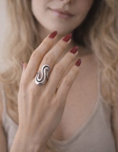 ✨ UShine.gr: Ατσάλινο statement δαχτυλίδι “S” με οργανικές καμπύλες (ασημί) No 1335