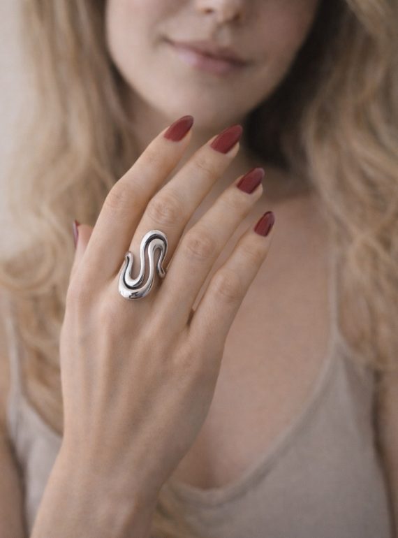 ✨ UShine.gr: Ατσάλινο statement δαχτυλίδι “S” με οργανικές καμπύλες (ασημί) No 1335