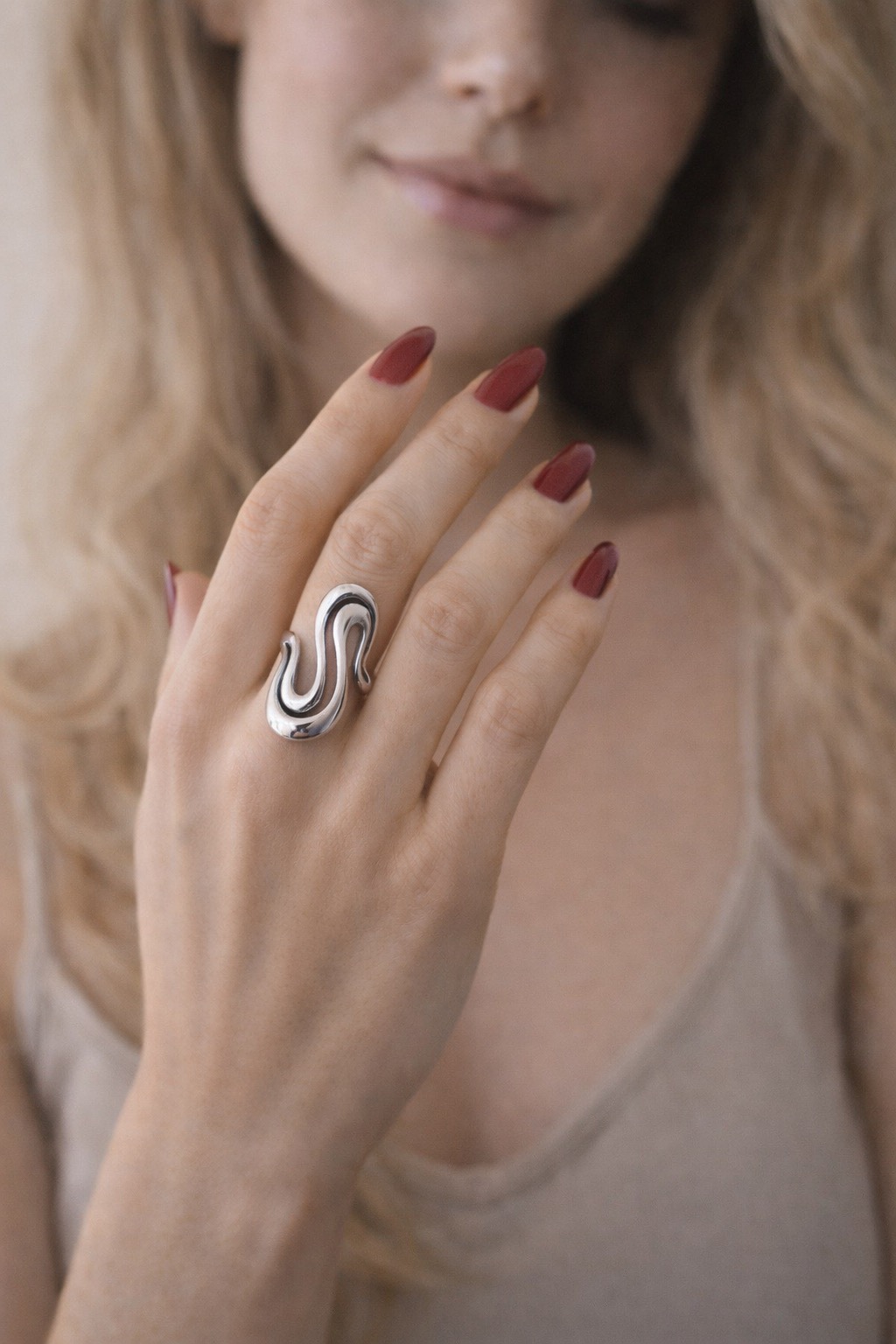 ✨ UShine.gr: Ατσάλινο statement δαχτυλίδι “S” με οργανικές καμπύλες (ασημί) No 1335