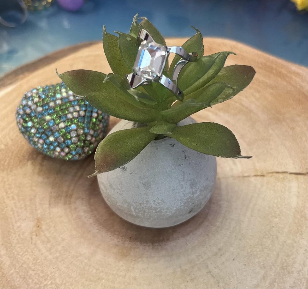 ✨ UShine.gr: Χειροποίητο statement δαχτυλίδι με emerald-cut κρύσταλλο (ασημί) No 7039