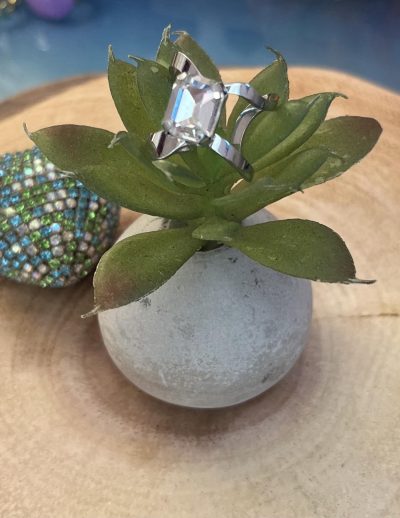 ✨ UShine.gr: Χειροποίητο statement δαχτυλίδι με emerald-cut κρύσταλλο (ασημί) No 7039