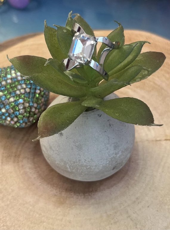 ✨ UShine.gr: Χειροποίητο statement δαχτυλίδι με emerald-cut κρύσταλλο (ασημί) No 7039