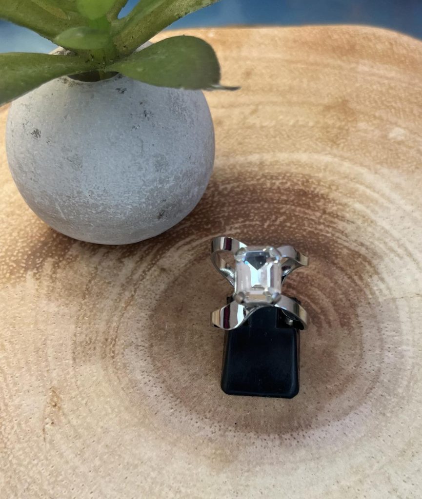 ✨ UShine.gr: Χειροποίητο statement δαχτυλίδι με emerald-cut κρύσταλλο (ασημί) No 7039