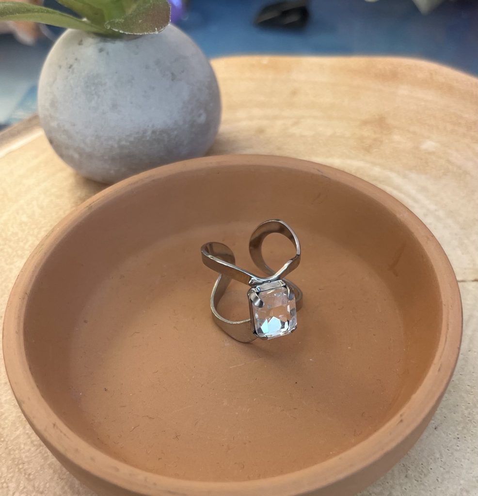 ✨ UShine.gr: Χειροποίητο statement δαχτυλίδι με emerald-cut κρύσταλλο (ασημί) No 7039