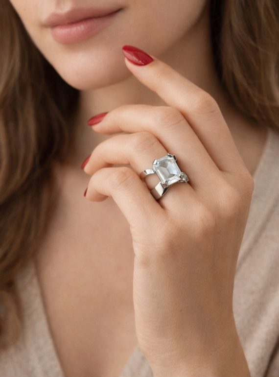 ✨ UShine.gr: Χειροποίητο statement δαχτυλίδι με emerald-cut κρύσταλλο (ασημί) No 7039