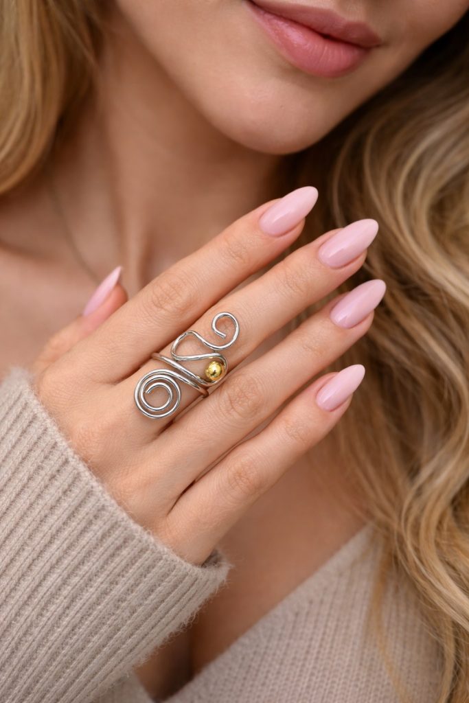 ✨ UShine.gr: Ατσάλινο statement δαχτυλίδι abstract spiral με χρυσή λεπτομέρεια (ασημί) No 1337