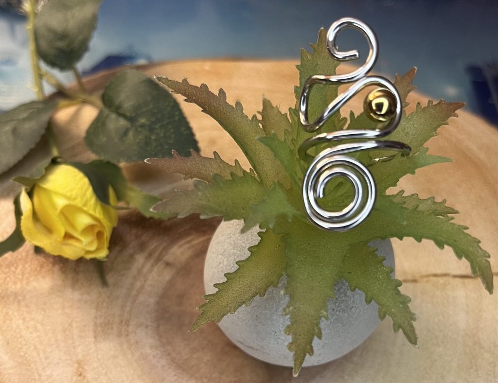 ✨ UShine.gr: Ατσάλινο statement δαχτυλίδι abstract spiral με χρυσή λεπτομέρεια (ασημί) No 1337