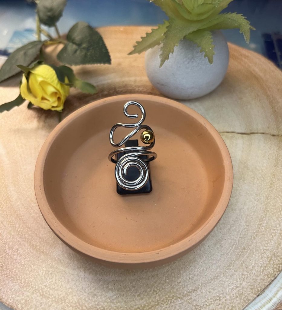 ✨ UShine.gr: Ατσάλινο statement δαχτυλίδι abstract spiral με χρυσή λεπτομέρεια (ασημί) No 1337