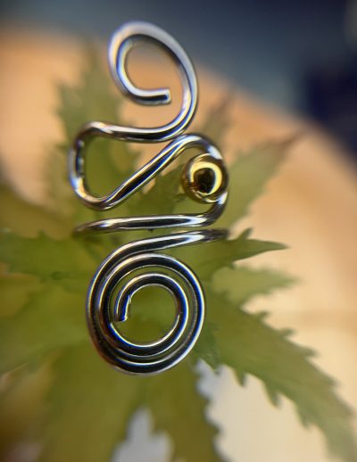 ✨ UShine.gr: Ατσάλινο statement δαχτυλίδι abstract spiral με χρυσή λεπτομέρεια (ασημί) No 1337