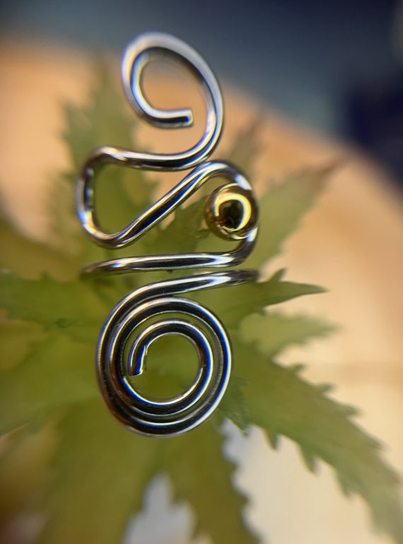 ✨ UShine.gr: Ατσάλινο statement δαχτυλίδι abstract spiral με χρυσή λεπτομέρεια (ασημί) No 1337