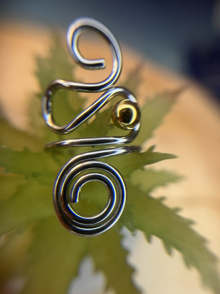 ✨ UShine.gr: Ατσάλινο statement δαχτυλίδι abstract spiral με χρυσή λεπτομέρεια (ασημί) No 1337