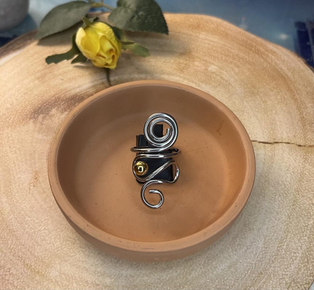 ✨ UShine.gr: Ατσάλινο statement δαχτυλίδι abstract spiral με χρυσή λεπτομέρεια (ασημί) No 1337