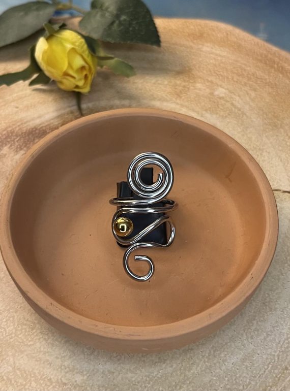 ✨ UShine.gr: Ατσάλινο statement δαχτυλίδι abstract spiral με χρυσή λεπτομέρεια (ασημί) No 1337