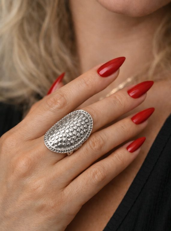 ✨ UShine.gr: Ατσάλινο statement δαχτυλίδι οβάλ με ανάγλυφη υφή (Ασημί) No 1339